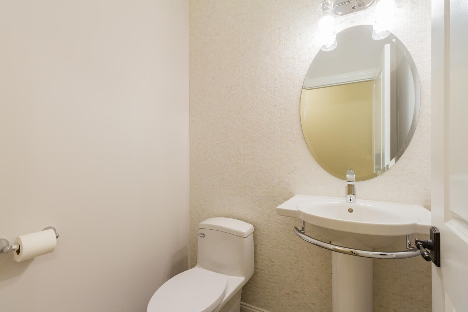 Roslyn Heights Residence - Photo 8