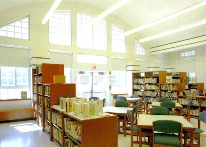 Lloyd Harbor Elementary School Library - Photo 2