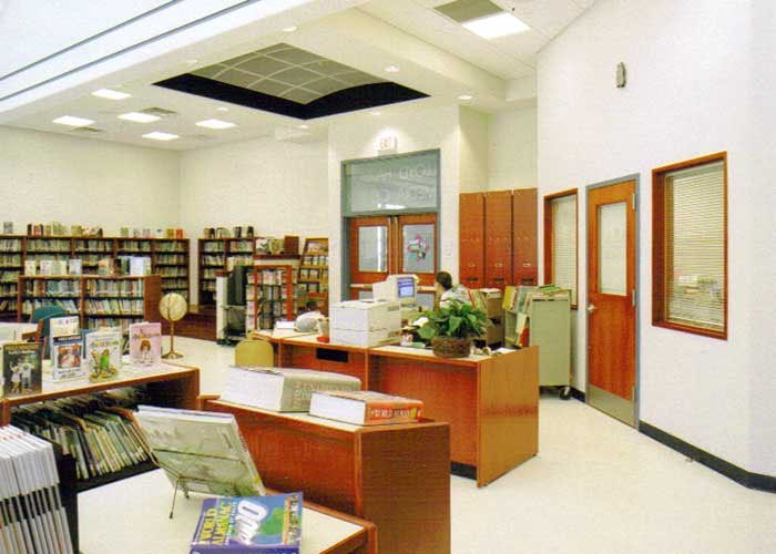Lloyd Harbor Elementary School Library - Photo 1
